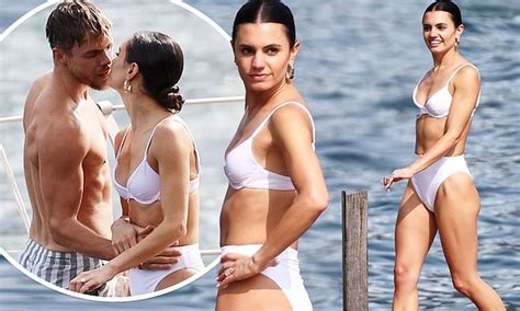 Hot Sexy Carmel Johnson Bikini Pics