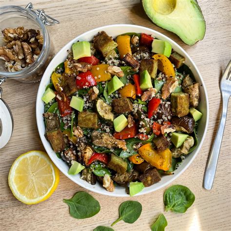 Salade de quinoa et légumes grillés avocat et tofu ail des ours