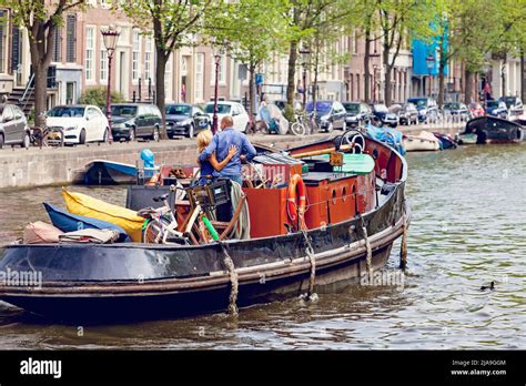 Vivre sur un bateau en ville Banque de photographies et dimages à