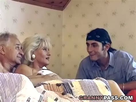 Granny Threesome XVIDEOS