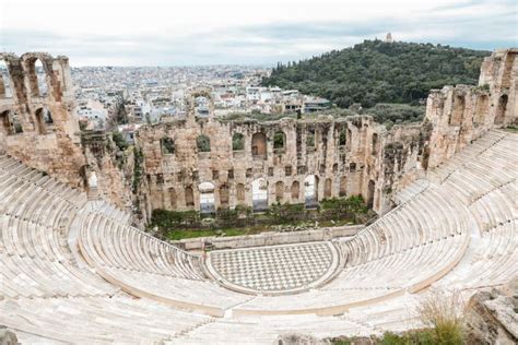 O Teatro Do Atticus De Herodion Sob As Ru Nas Da Acr Pole Atenas