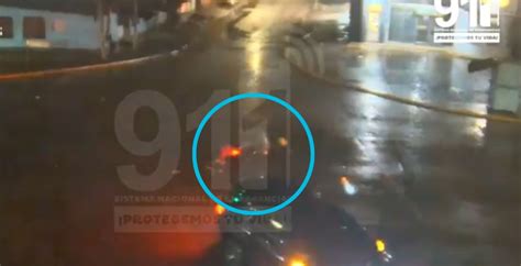 Cámaras del 911 captan colisión entre camioneta y motocicleta en San