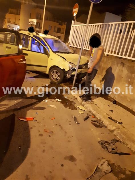 Auto Finisce Contro Il Muro Scontro Fra Una Panda E Una Lancia Y A