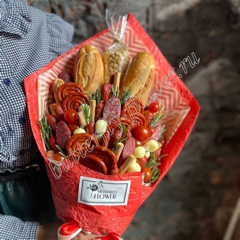 Съедобный мясной букет из колбасы, сыра и хлеба