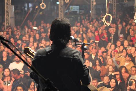 Show Teodoro e Sampaio embala multidão em Mercedes neste domingo