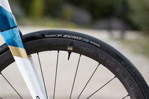 Neuer Pirelli PZero Race 4s TLR Schneller Tubeless Ganzjahresreifen