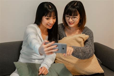 Jolies Filles Asiatiques Prenant Un Selfie Photo Gratuite