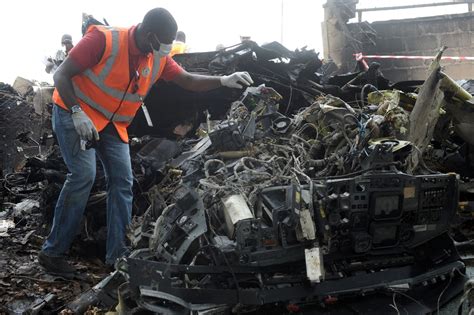 Queda De Avi O Fabricado Pela Embraer Deixa Pelo Menos Mortos Na