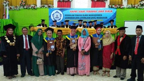 Stim Lasharan Jaya Makassar Wisuda 238 Sarjana Tiga Mahasiswa Berprestasi Diberikan Penghargaan