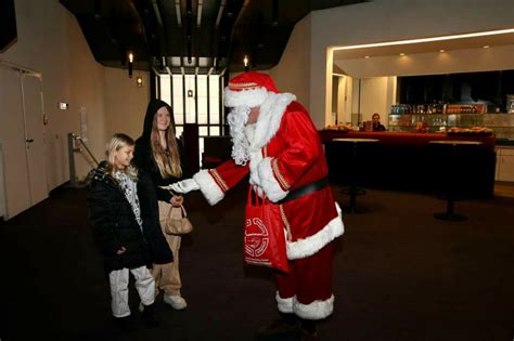 Weihnachtszeit Leuchtende Kinderaugen Bei Der Kinderweihnachtsfeier