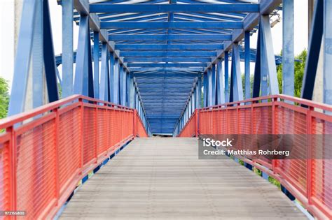 Jembatan Pejalan Kaki Terbuat Dari Kayu Dan Baja Berwarna Merah Dan