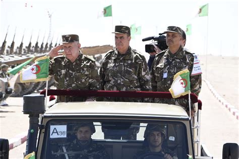 MDN le Général d Armée Saïd Chanegriha supervise un exercice tactique