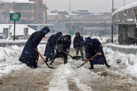 Snowfall In Kashmir Jammu Srinagar Highway Closed Flights Cancelled