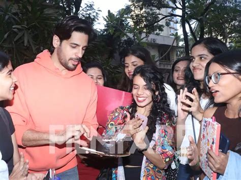 Sidharth Malhotra celebrates his birthday with fans. See pics ...