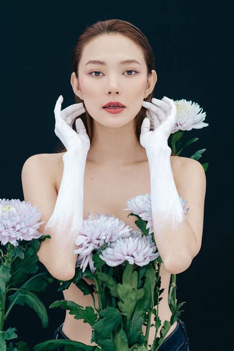 Minh Hằng tung bộ ảnh bán nude táo bạo đón tuổi 33