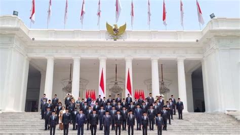 Foto Perdana Kabinet Merah Putih Di Tangga Istana Tribunnews