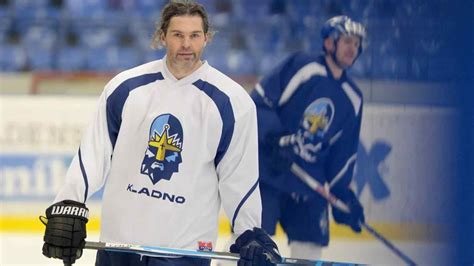 WATCH: Jaromir Jagr's HOF induction pushed back to 2026 after FORCED 2022-23 debut for Kladno ...