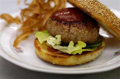 Kalkoenburgers Met Pastinaakchips En Chiliketchup Dagelijkse Kost