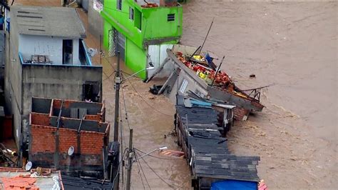 Chuva forte provoca alagamentos e casas desabam em Santo André SP