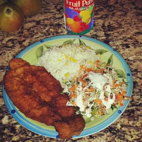 Filete De Pescado Empanizado Arroz Con Ma Z Y Ensalada Con Zanahoria