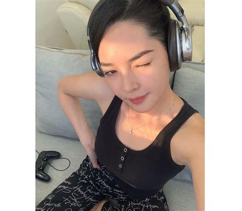 Chẳng cần ăn mặc thiếu vải nàng hot girl vẫn khoe được đôi bồng đào