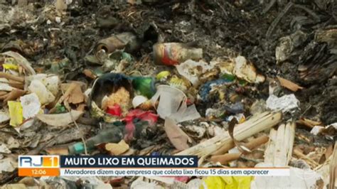 Vídeo Moradores de Queimados reclamam da demora da coleta de lixo em