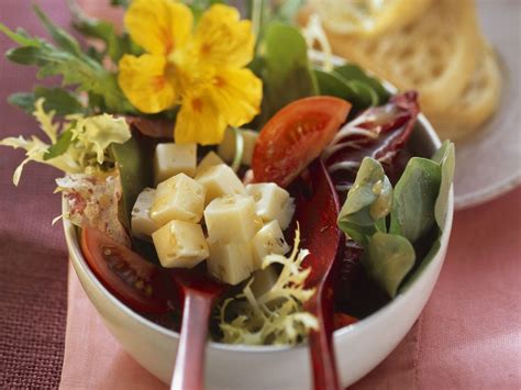 Sommerlicher Salat mit Käse Rezept EAT SMARTER