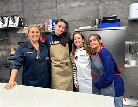 Tres Estudiantes Demuestran El Uso Del Agua De Cocer Garbanzos Como