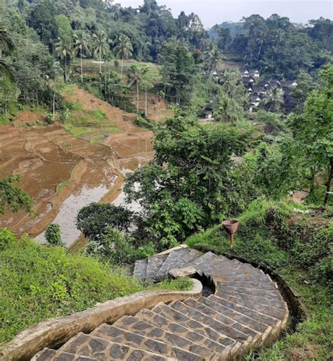 Fakta Menarik Kampung Adat Naga Yang Pegang Teguh Tradisi Leluhur