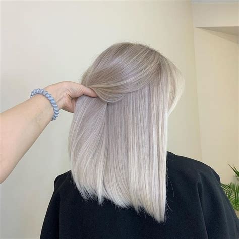 Pin su Что надеть | Colori dei capelli biondi, Colpi di sole capelli ...