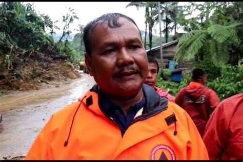 BPBD Dua Alat Berat Evakuasi Material Longsor Di Jalur Padang Solok