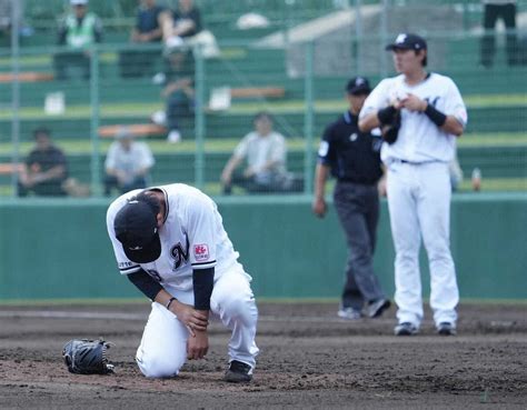 ＜ロ・楽＞4回、無死一、二塁、鈴木への初球が暴投となった直後、マウンドにうずくまる本前（撮影・長久保 豊） ― スポニチ Sponichi Annex 野球