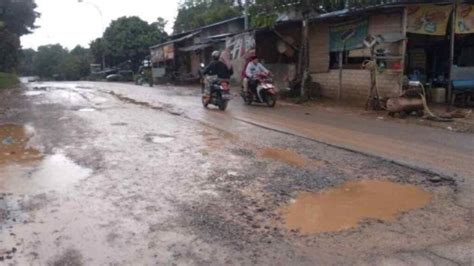 Kondisi Jalan Menuju Pelabuhan Sagulung Rusak Parah