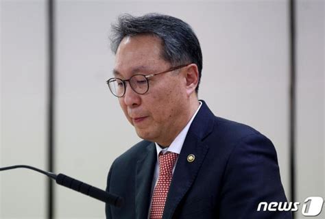 박민수 복지차관 의사 한 명도 안 남게 되면 전세기 동원해 국민 치료할 것