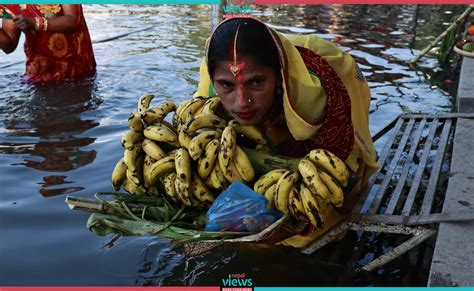 छठ पर्व आज पूजा आराधना गरी अस्ताउँदो सूर्यलाई अर्घ्य दिइँदै