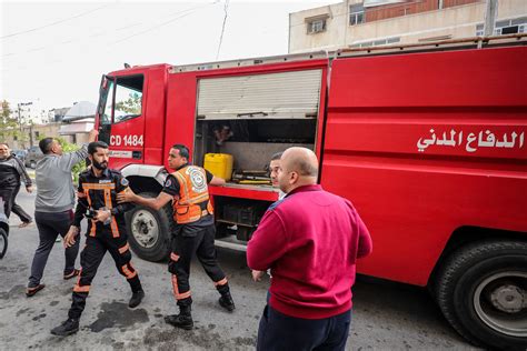 وكالة الرأي الفلسطينية طواقم الدفاع المدني خلال عملها على إنقاذ