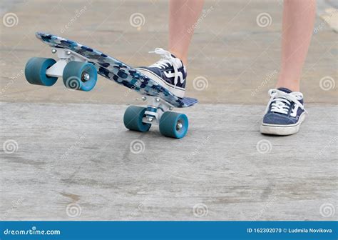 Adolescente Aprende A Montar En Patineta Foto De Archivo Imagen De