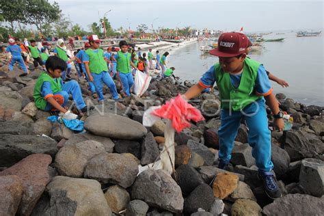 Bersihkan Sampah Plastik Di Laut Antara Foto