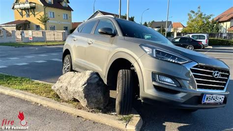 Nö Bergung eines auf einem Stein aufsitzenden Pkw in Felixdorf