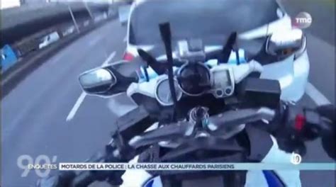 Un Motard De La Police Percute Une Voiture Videos De Police