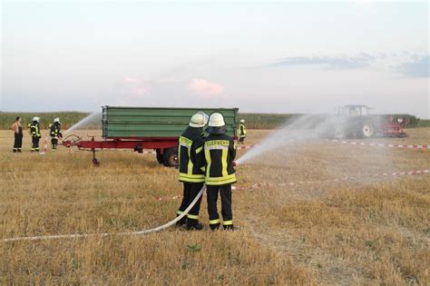 Feuerwehr Dettingen bekämpft einen Flächenbrand