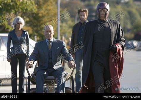 HALLE BERRY HUGH JACKMAN IAN McKELLEN And PATRICK STEWART In X MEN