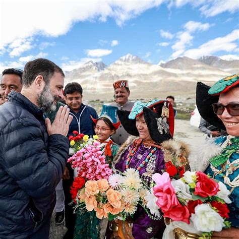 In Pics Rahul Gandhi Pays Tribute To Father Rajiv Gandhi On His 79th