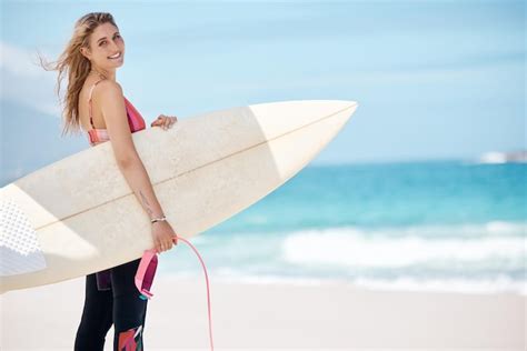 Surf na praia e mulher prancha de surf em pé sorriso no rosto