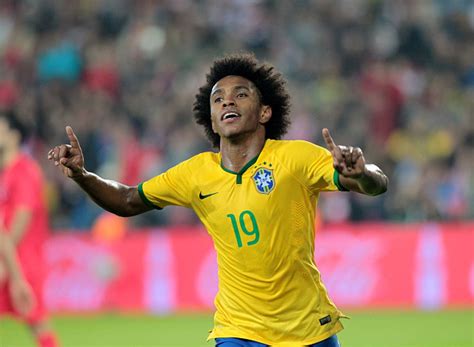 Video: Fantastic "elastico" skill from Brazil's Willian against Turkey