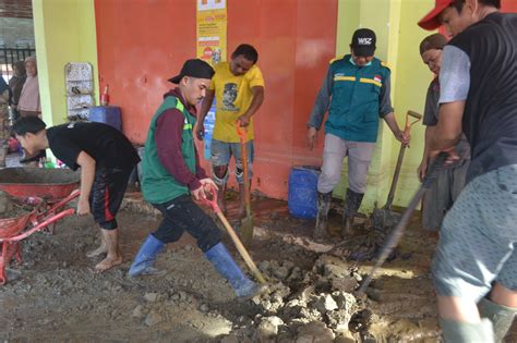 Relawan WIZ Bantu Bersihkan Rumah Warga Pasca Banjir Bandang Torue