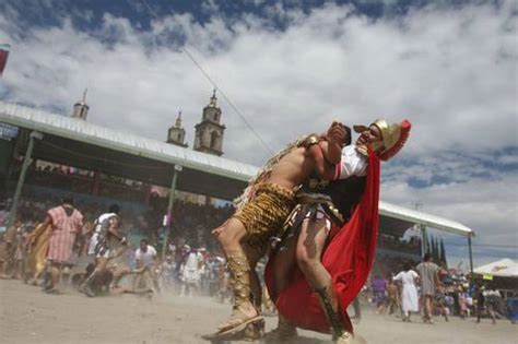 La Jornada Recrean En Tabasco El Viacrucis De Los Migrantes