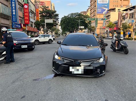 酒醉自撞分隔島 幸無人受傷 男子狼狽遭警送辦 蕃新聞