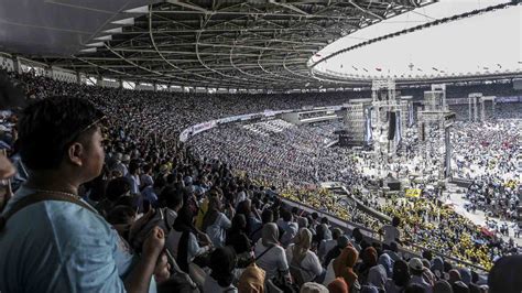 Kampanye Gbk Membiru Lautan Massa Pendukung Prabowo Gibran Vlix Id