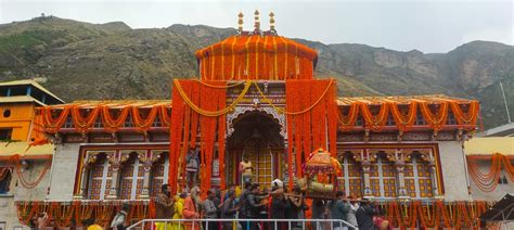 उत्तराखंड वैदिक मंत्रोच्चार के साथ खुले श्री बद्रीनाथ धाम के कपाट